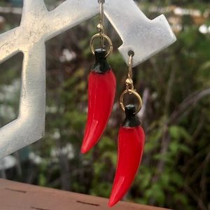 Earrings: vintage red hot chili 🌶 pepper dangle plastic earrings